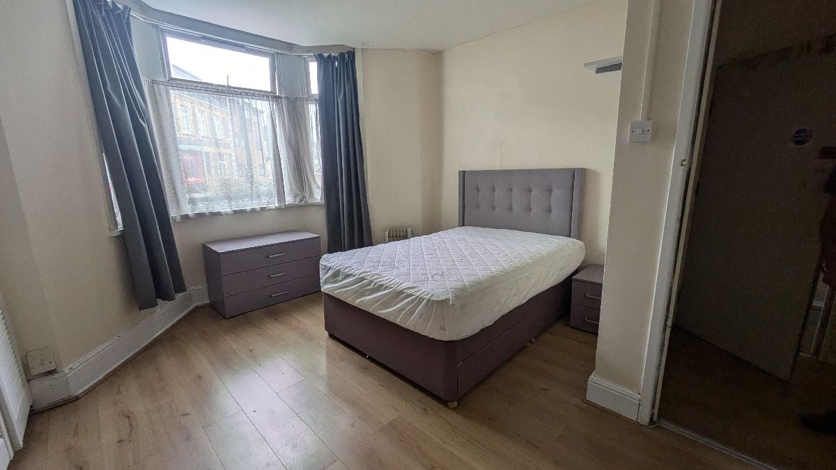Flat Cathays Terrace in Cardiff