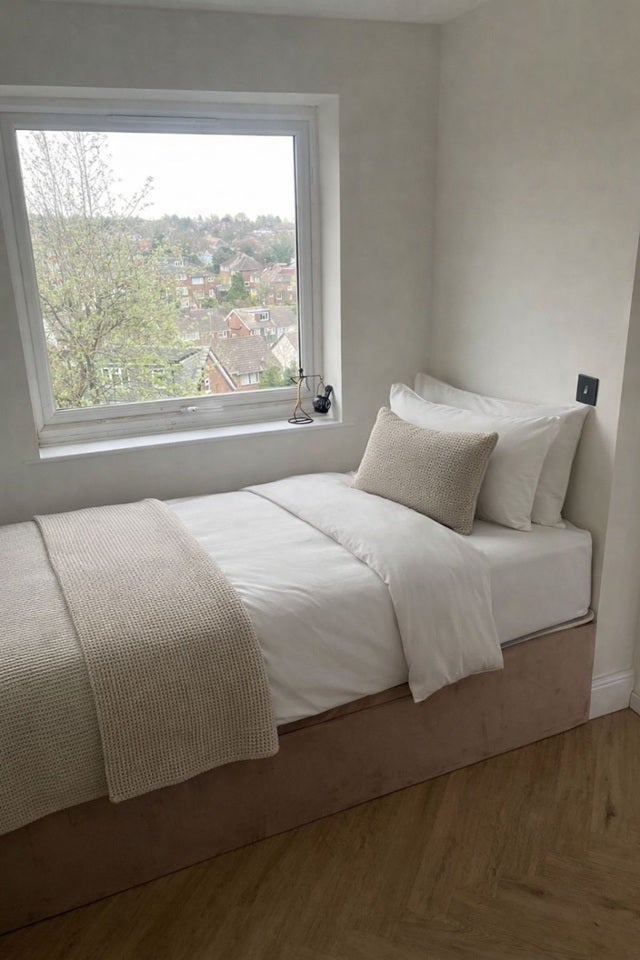 Room Windsor Drive in High Wycombe Community Board