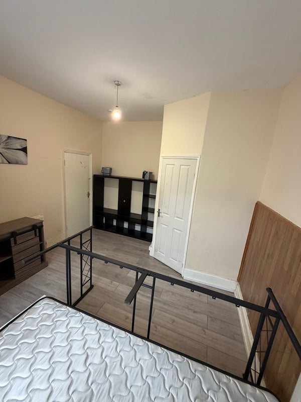 Room Leigh Road in Greater London
