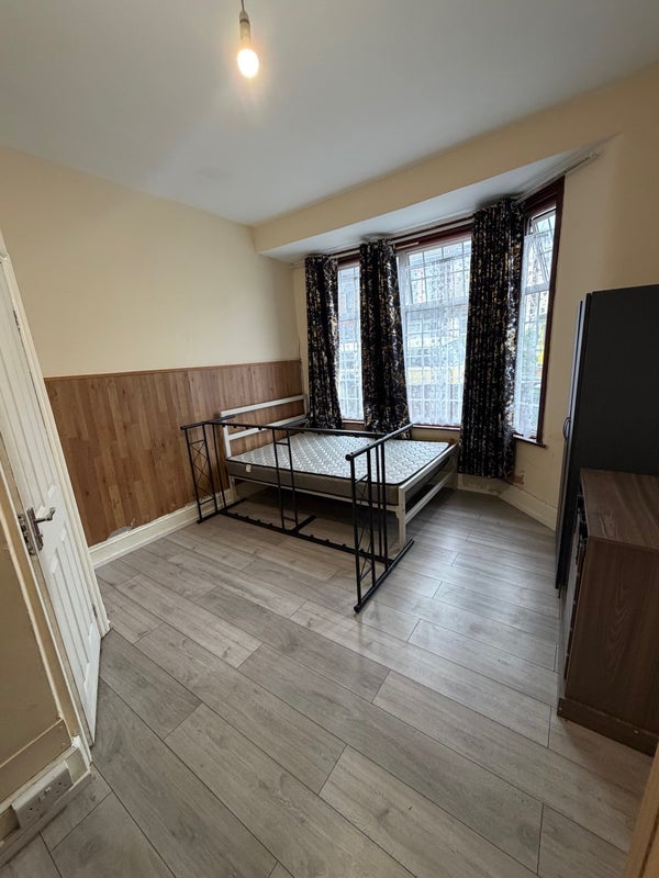 Room Leigh Road in Greater London