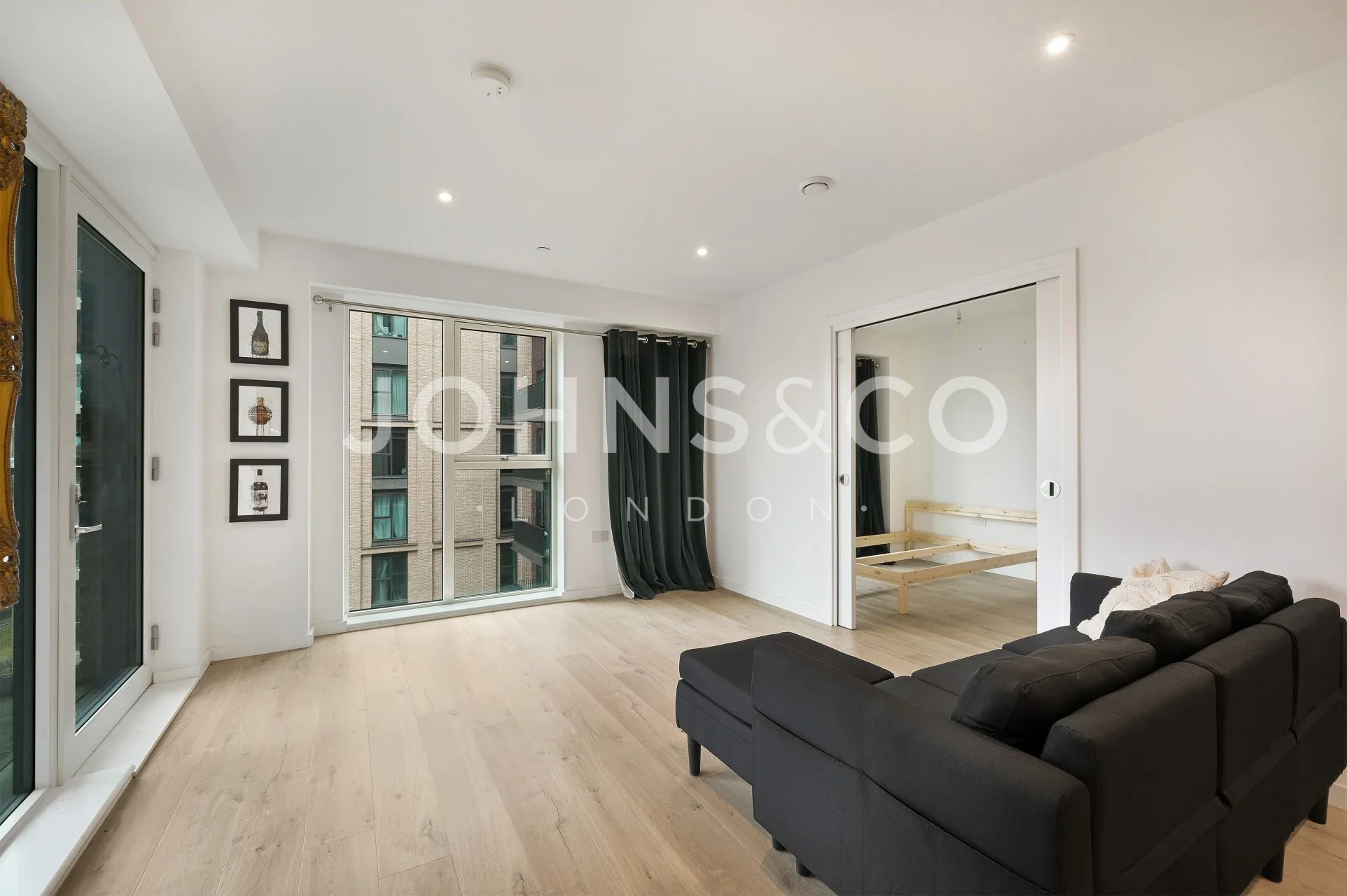 Flat Silvertown Way in Greater London