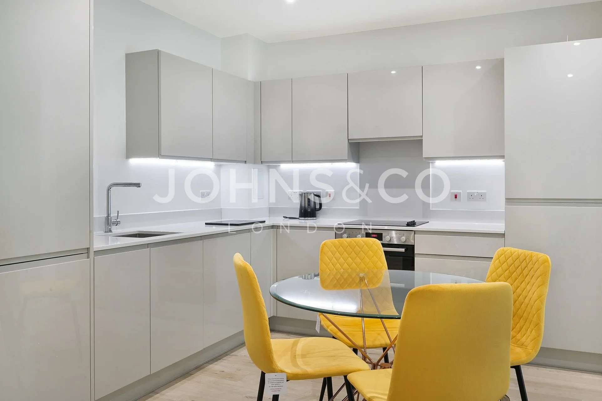 Flat Silvertown Way in Greater London