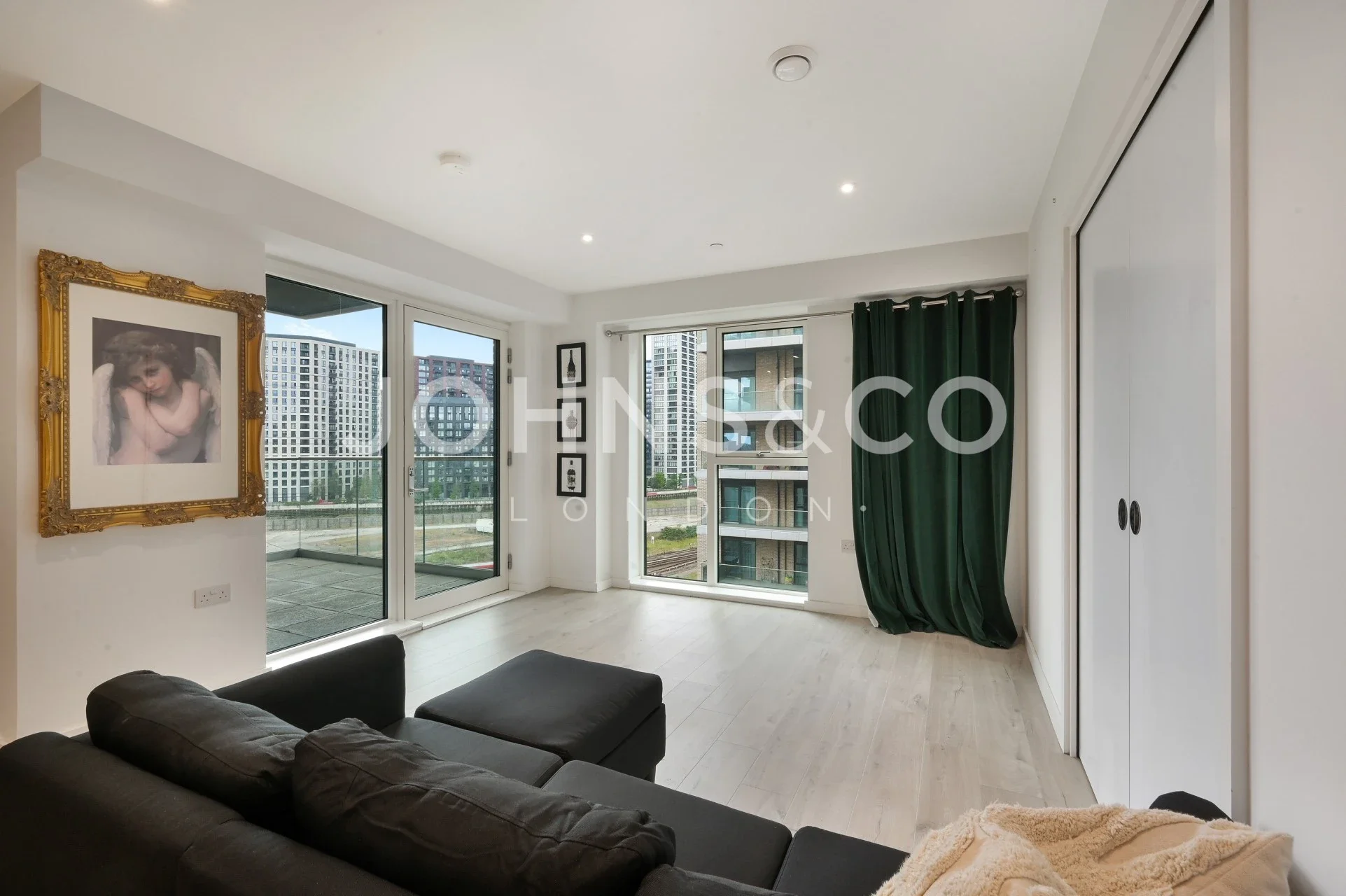 Flat Silvertown Way in Greater London