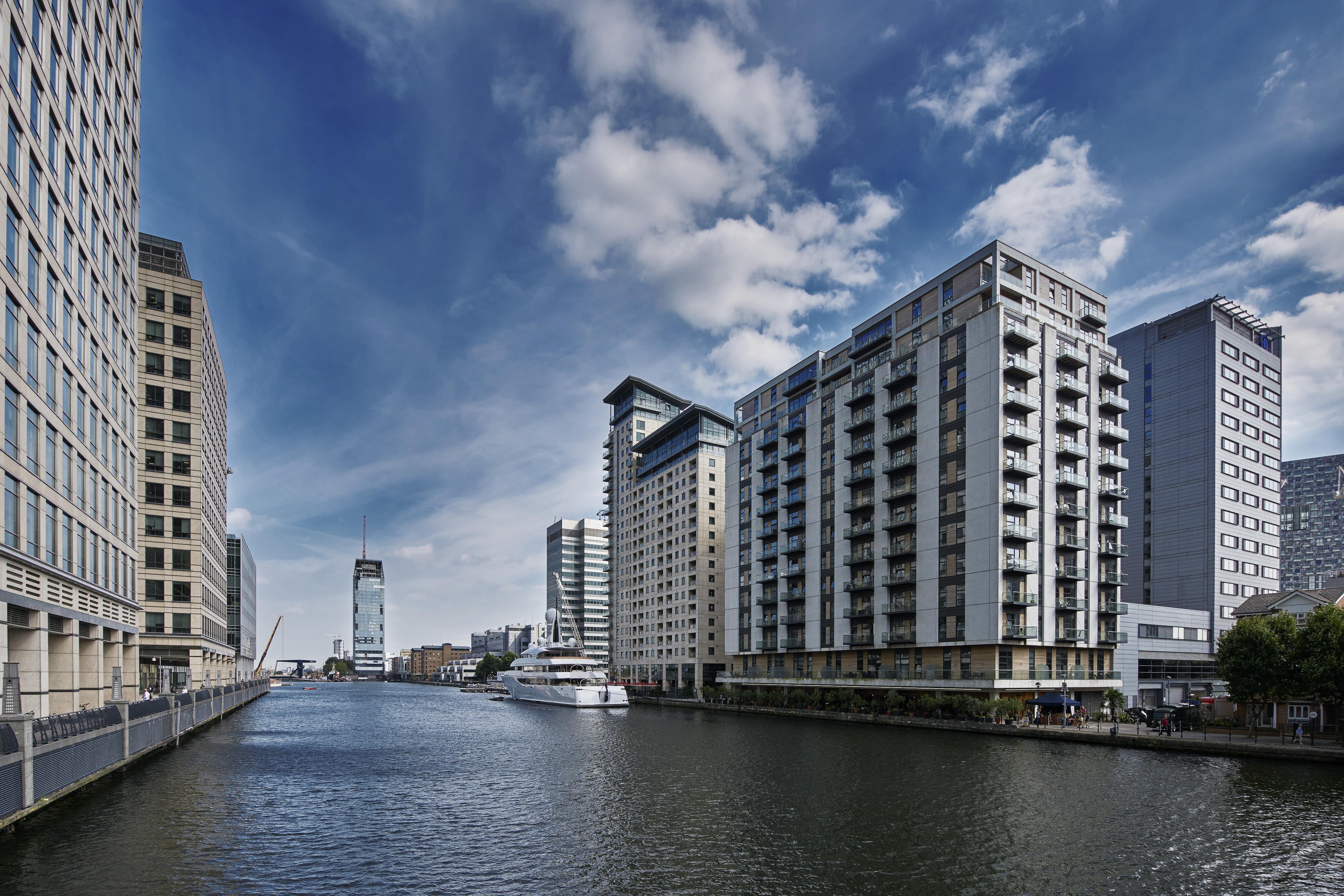 Flat Dockyard Lane in Greater London