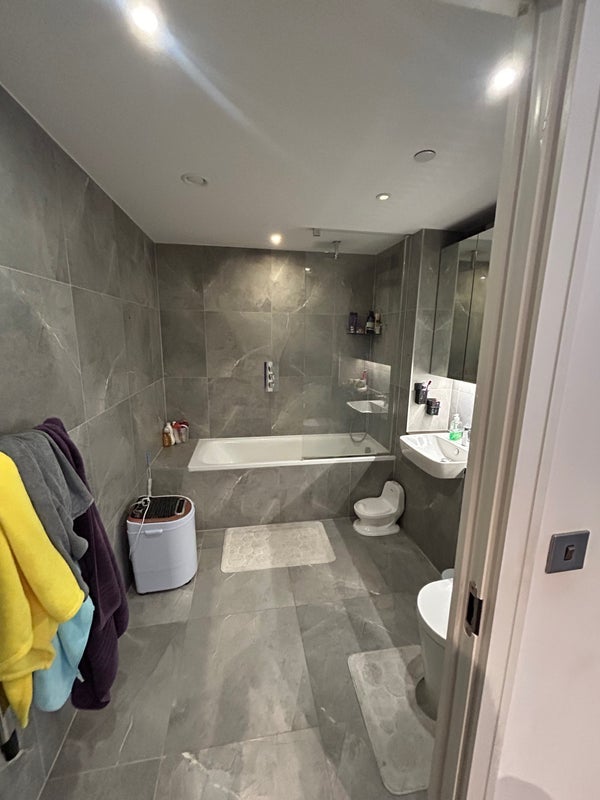 Room Portal Way in Greater London