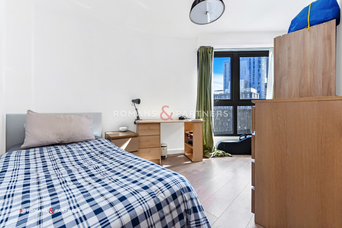 Flat Victoria Road in Greater London