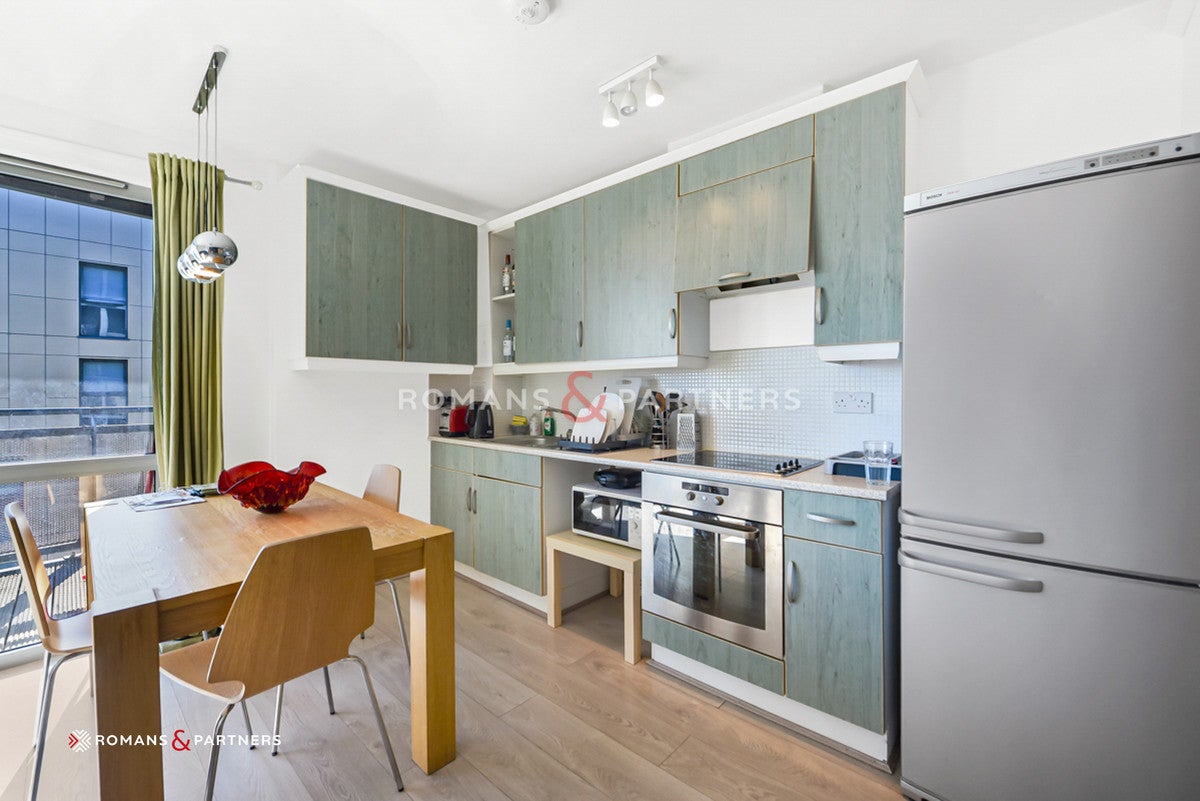 Flat Victoria Road in Greater London
