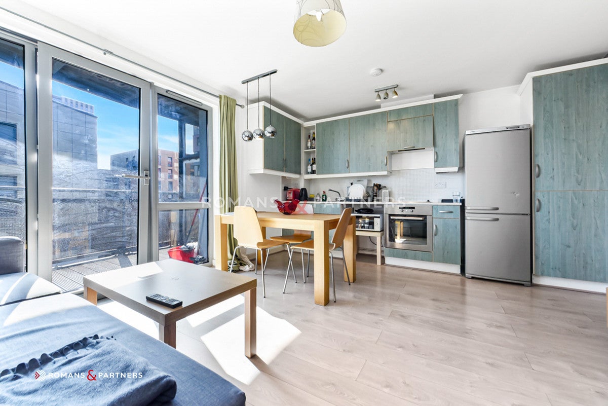 Flat Victoria Road in Greater London