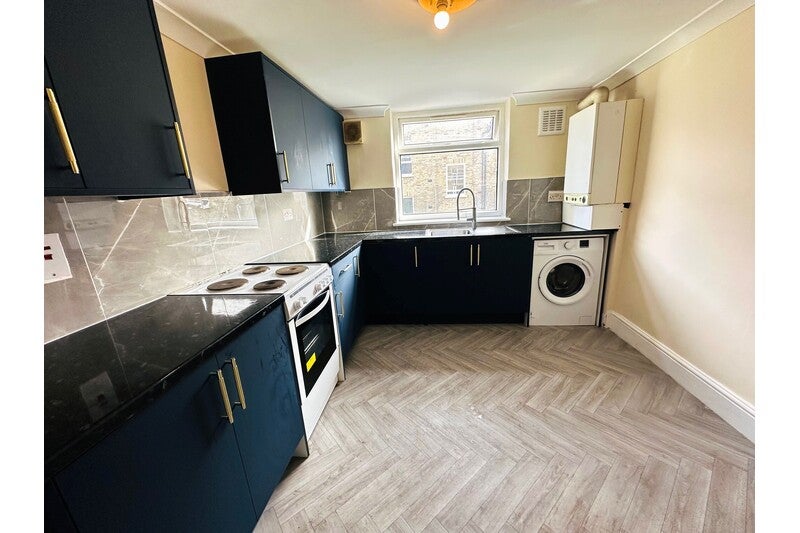 Flat Netherwood Road in Greater London