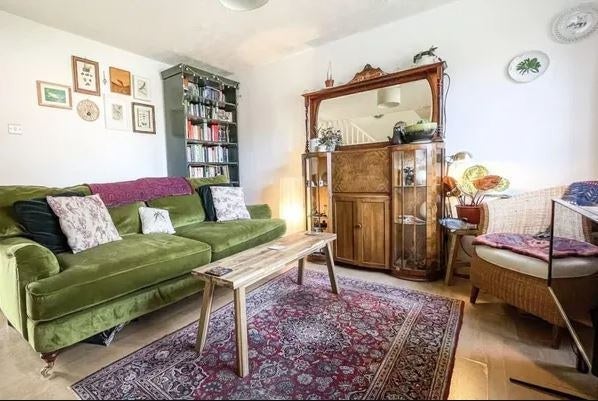 Flat Abbotside Close in Manchester