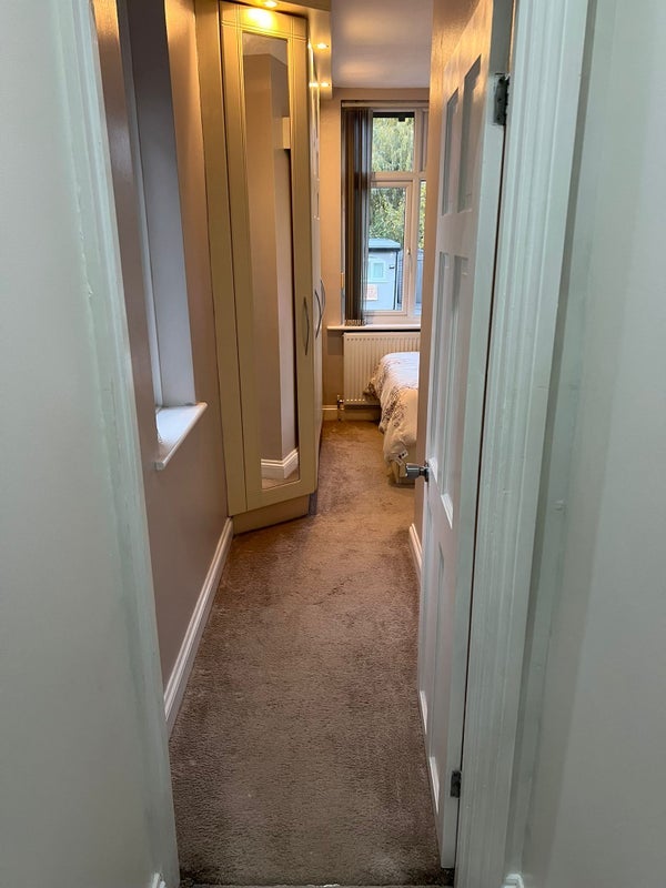 Flat Stapenhill Road in Greater London