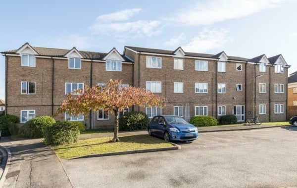 Flat Staines Road West in Sunbury-on-Thames