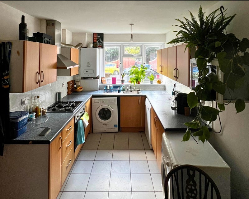 Room Bradstock Road in Greater London