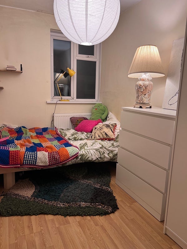 Room Bradstock Road in Greater London