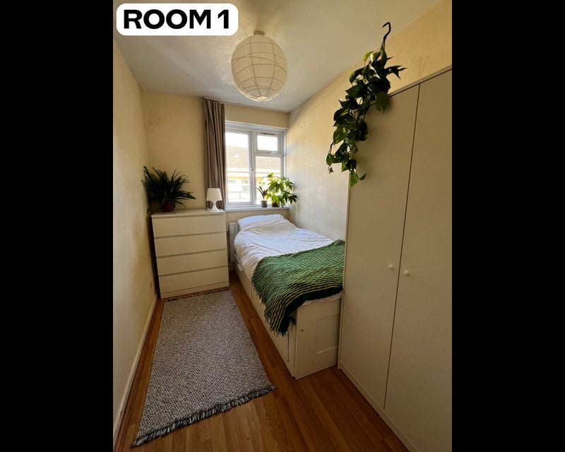 Room Bradstock Road in Greater London