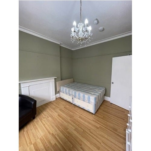Flat Holland Road in Greater London
