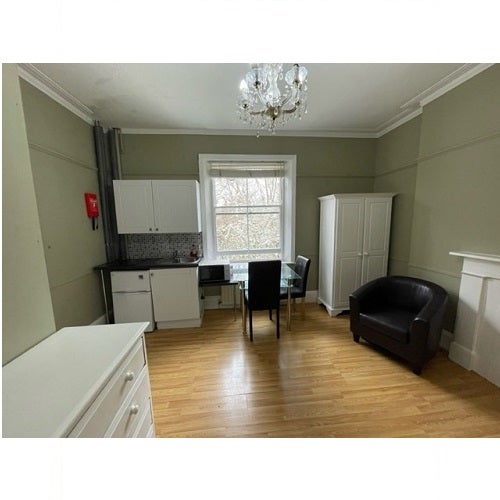 Flat Holland Road in Greater London