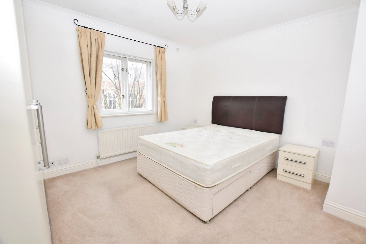 Flat Grange Road in Greater London