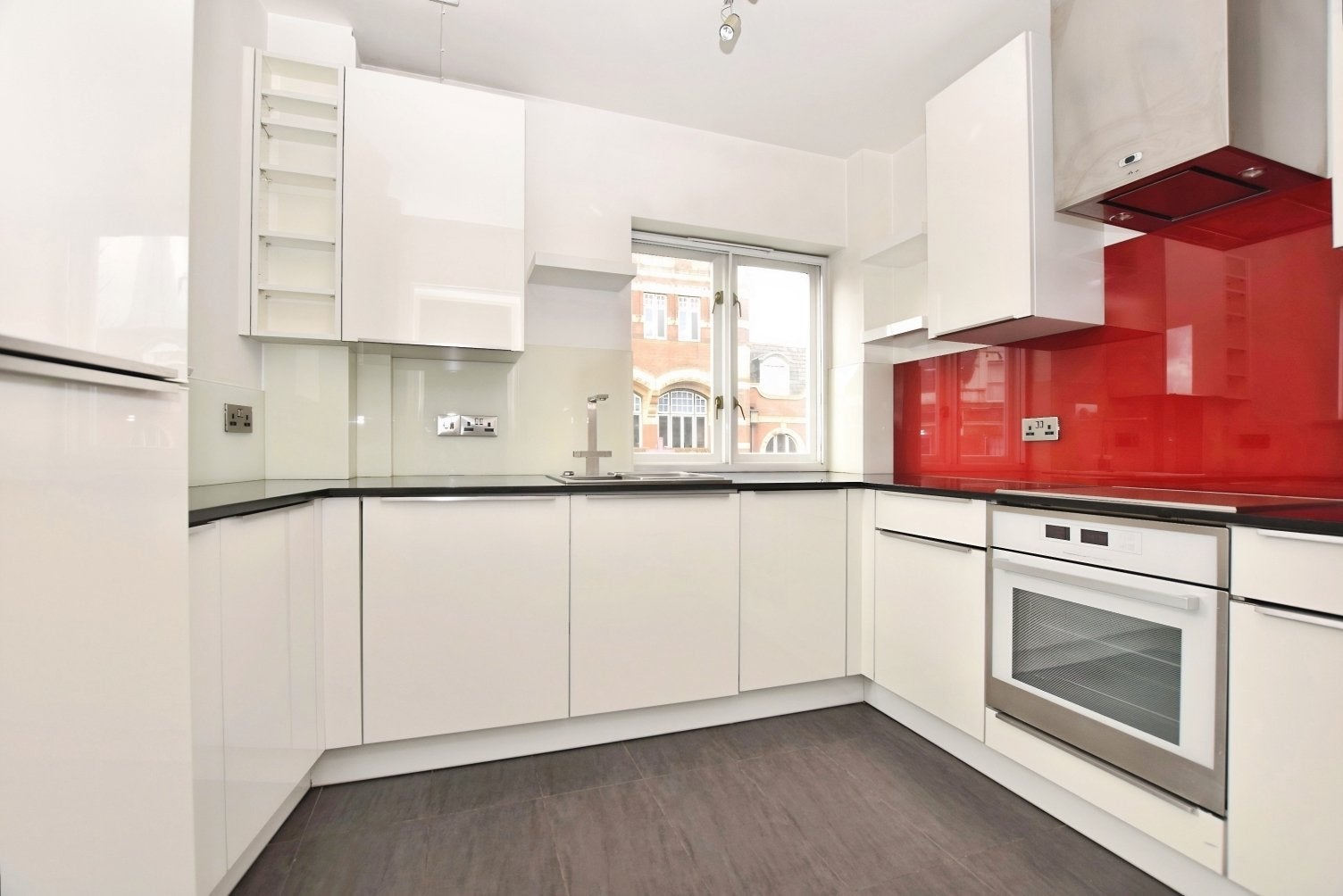Flat Grange Road in Greater London