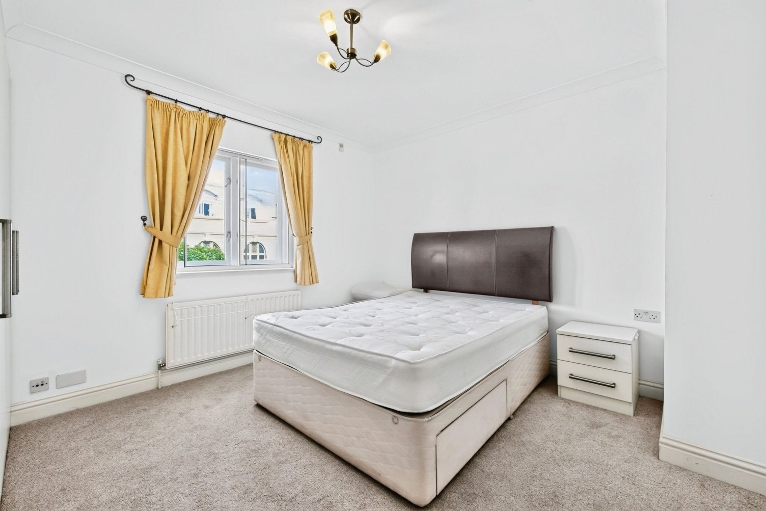 Flat Grange Road in Greater London
