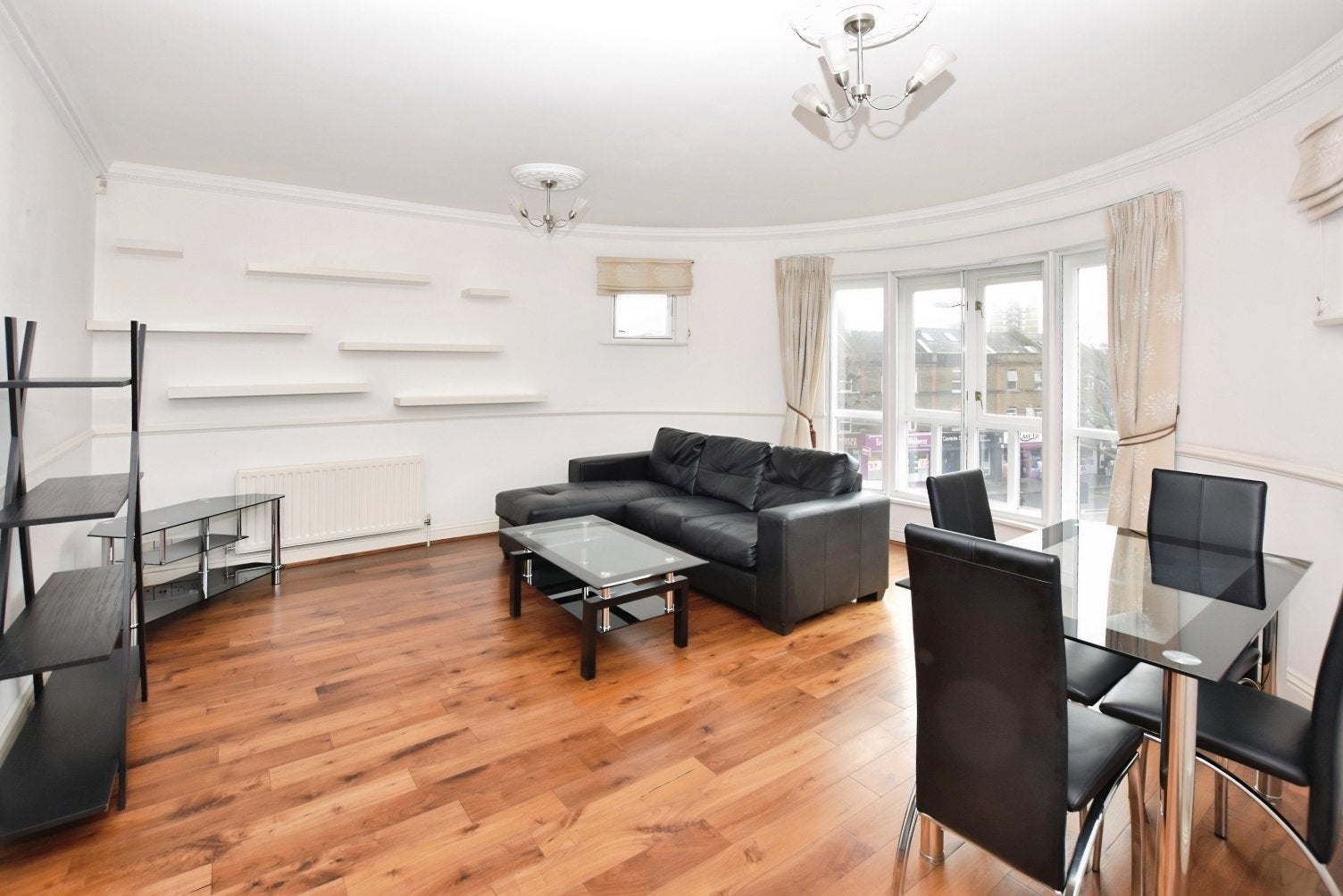 Flat Grange Road in Greater London
