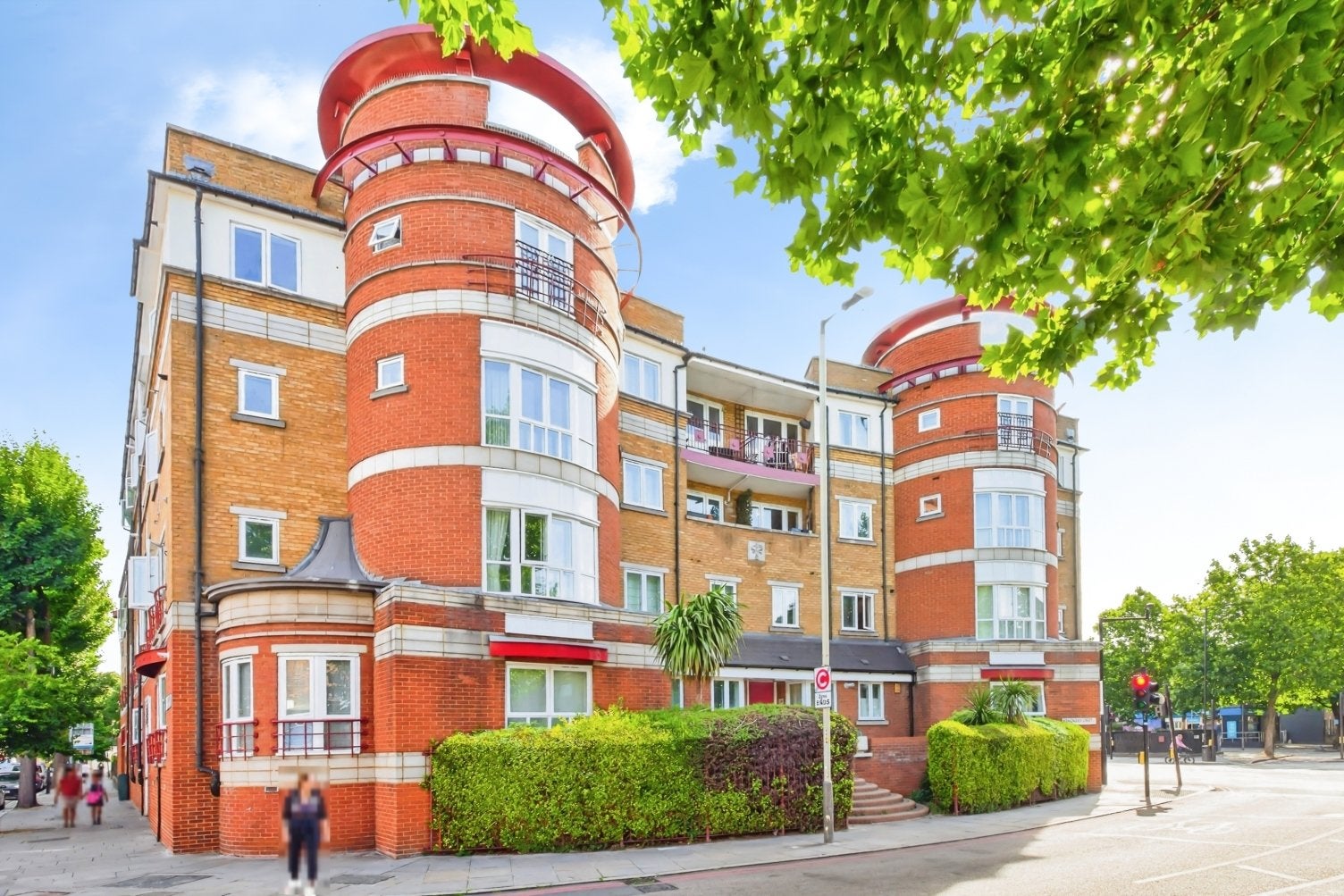 Flat Grange Road in Greater London