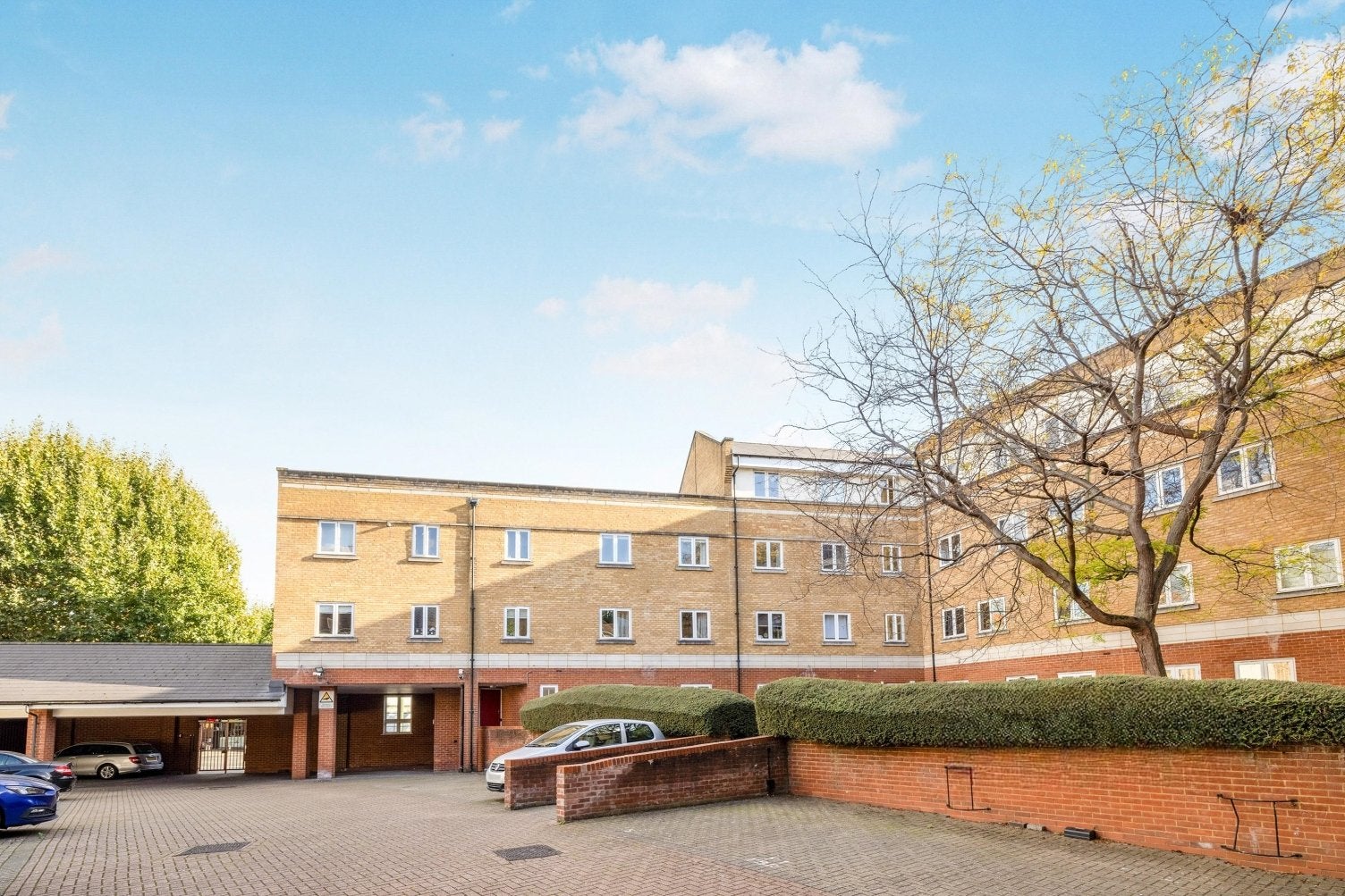 Flat Grange Road in Greater London