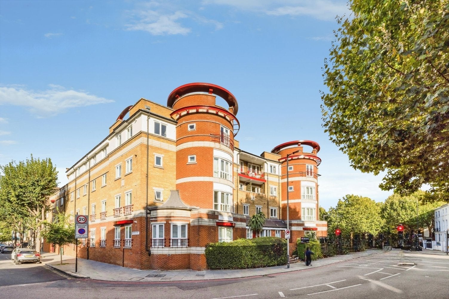 Flat Grange Road in Greater London