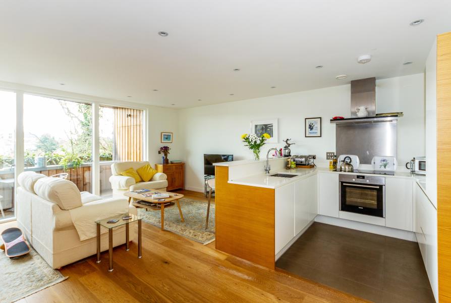 Flat Nightingale Road in Guildford