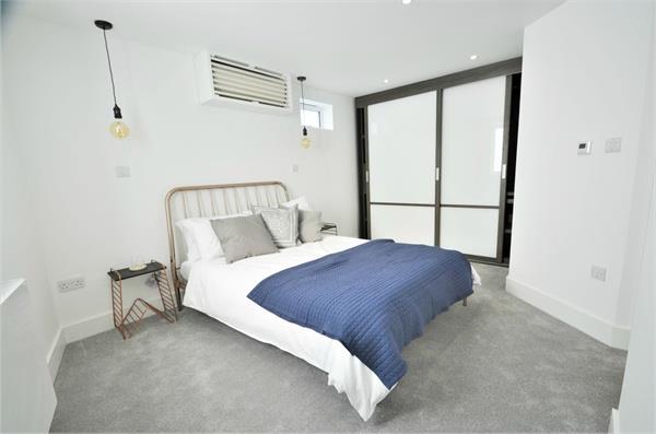 Flat Goodwyn Avenue in Greater London