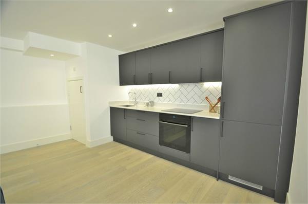 Flat Goodwyn Avenue in Greater London