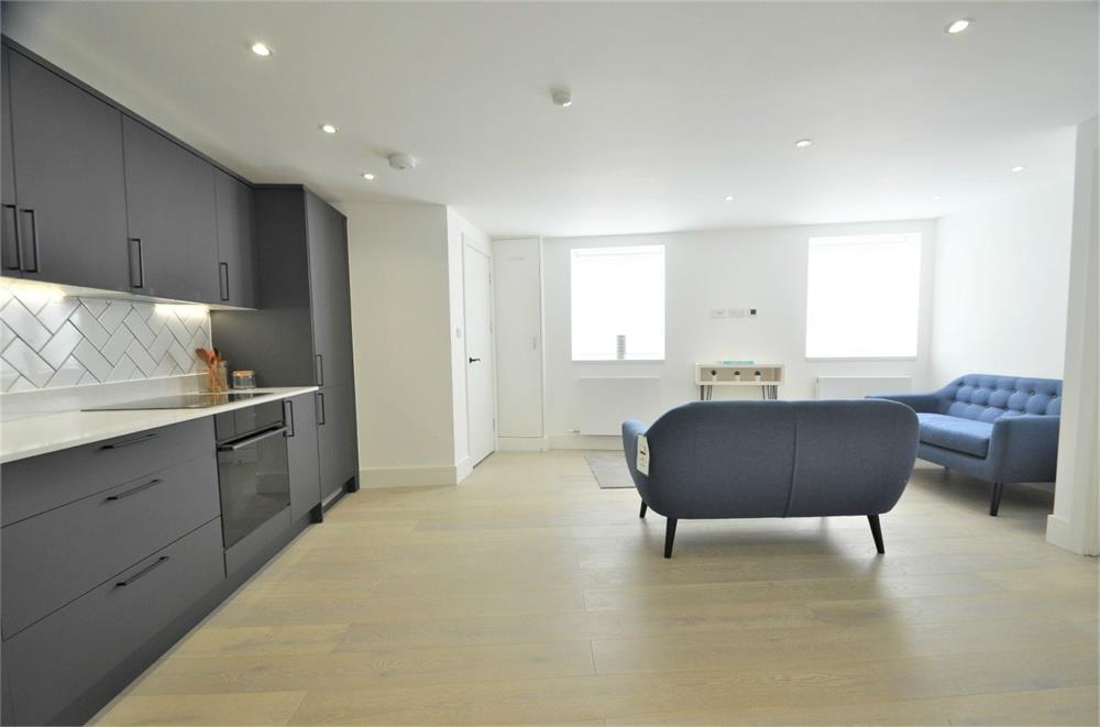 Flat Goodwyn Avenue in Greater London