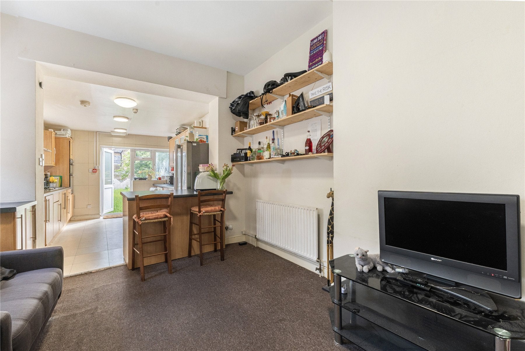 Flat Rossiter Road in Greater London