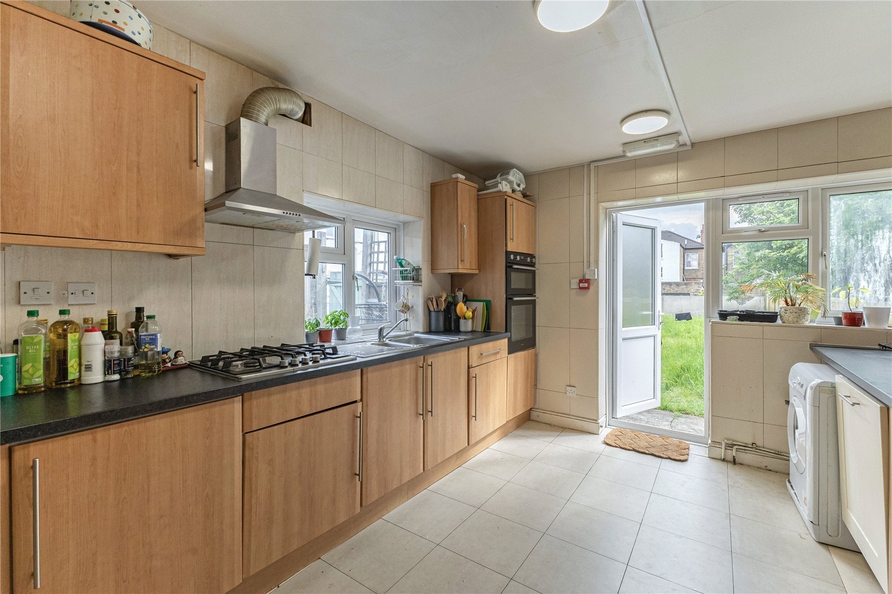 Flat Rossiter Road in Greater London