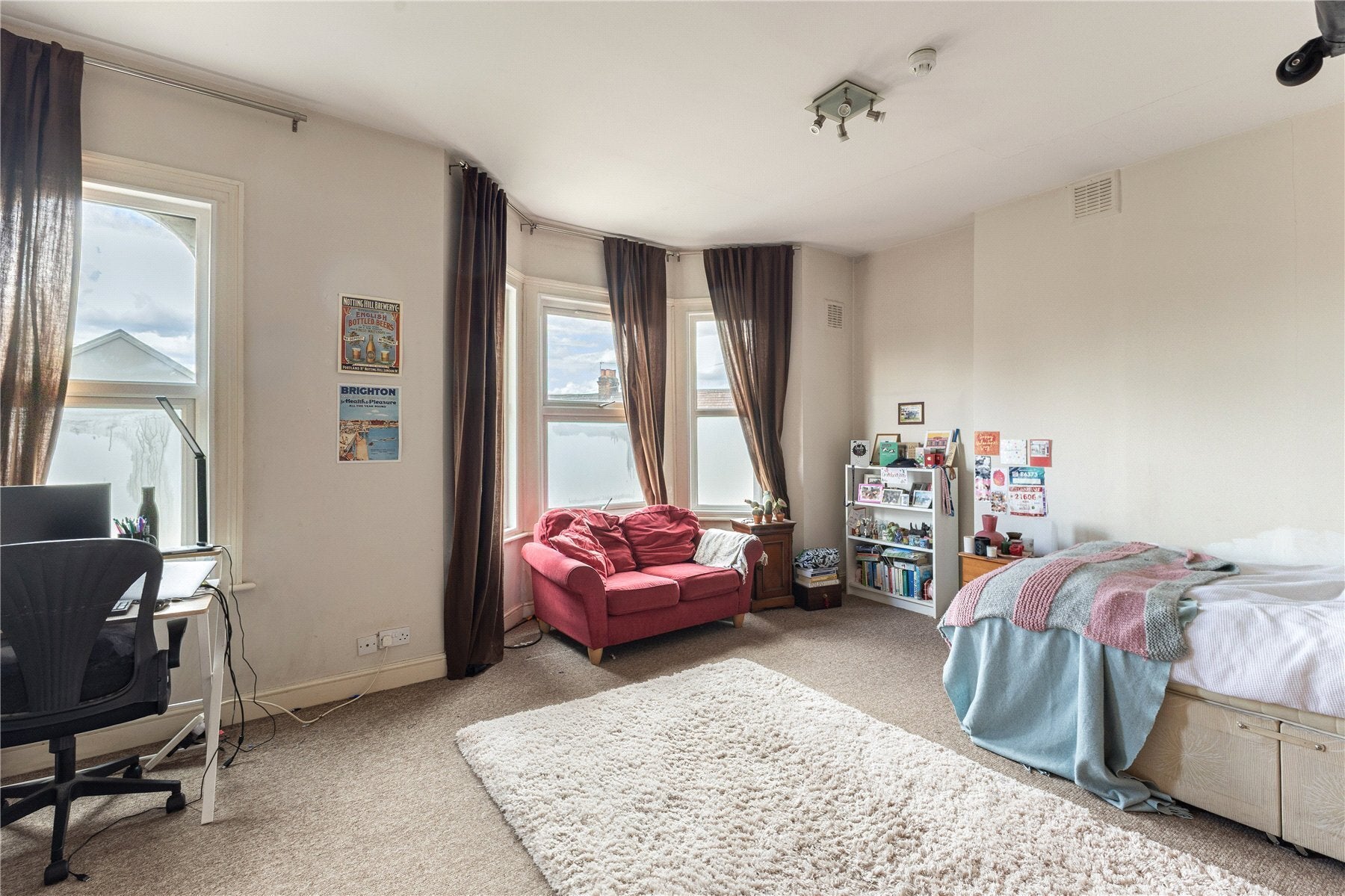 Flat Rossiter Road in Greater London
