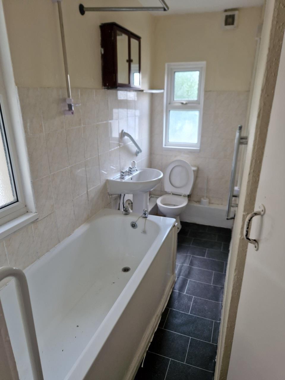 Flat Meadowbank Road in Chatham