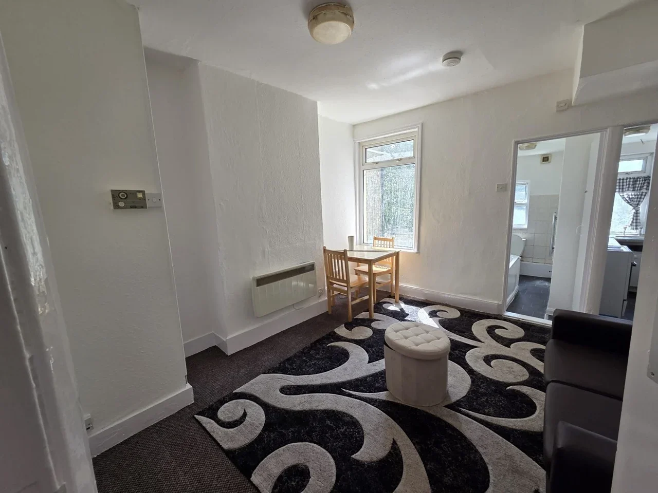 Flat Meadowbank Road in Chatham