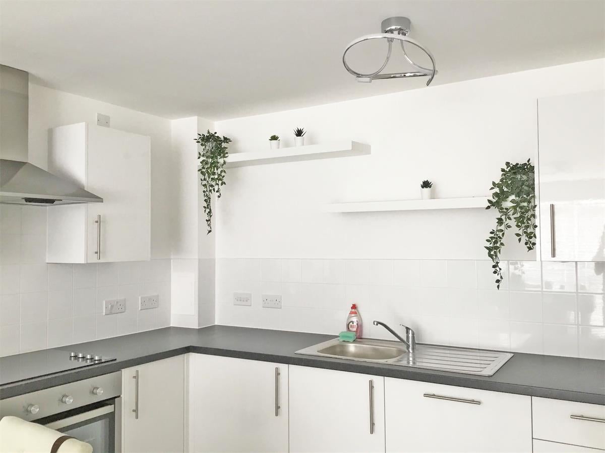 Flat Harrow Close in Bedford