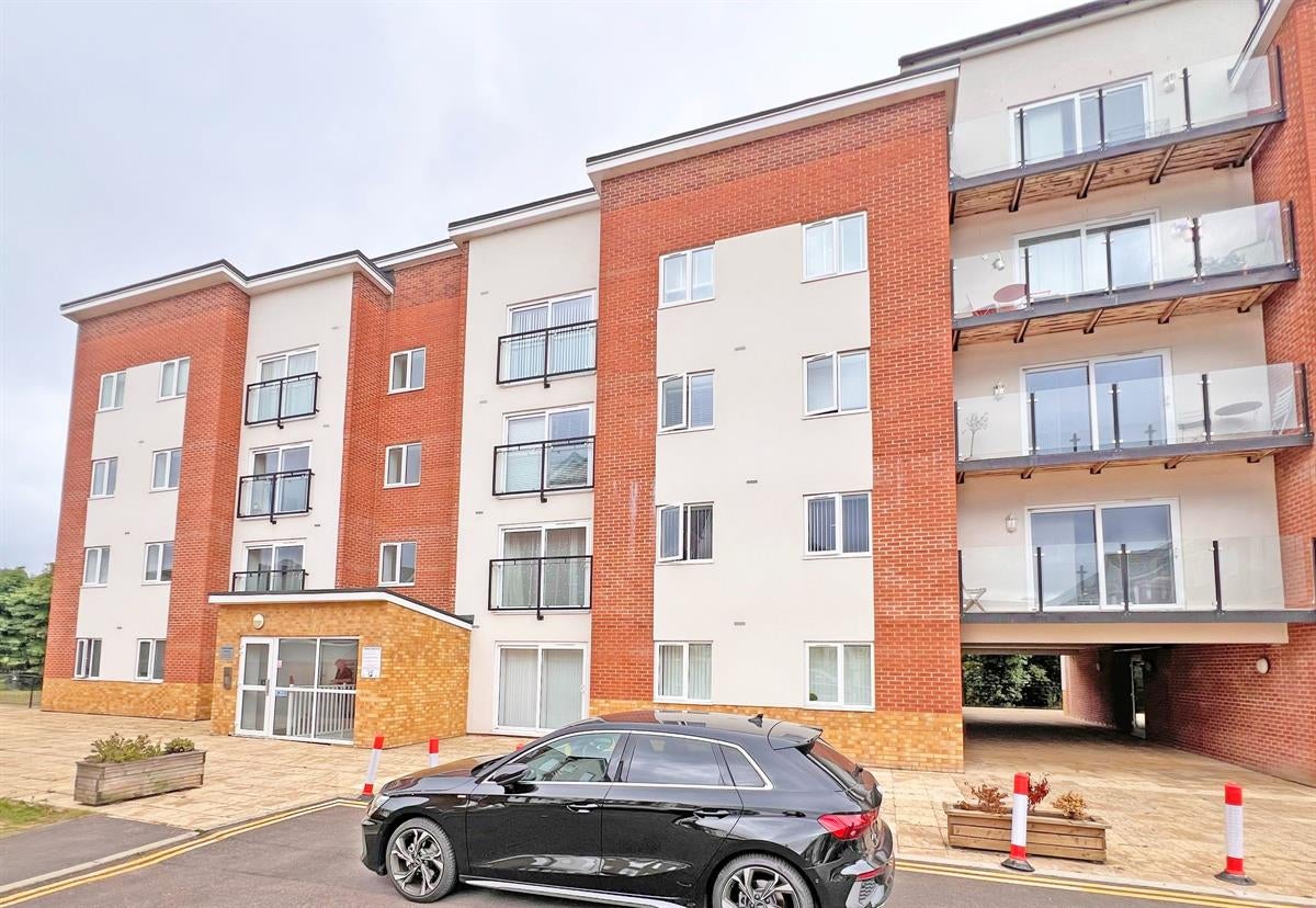 Flat Harrow Close in Bedford