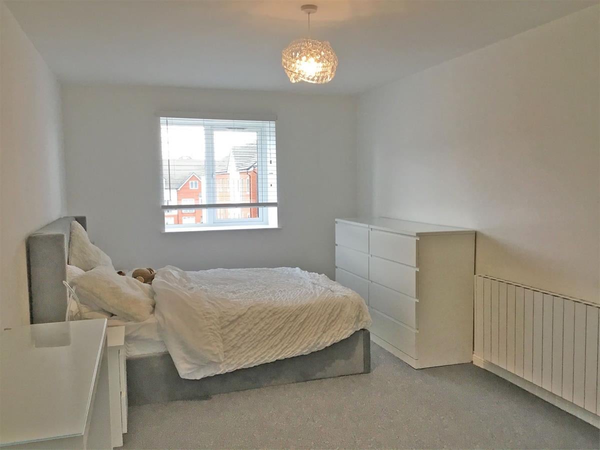 Flat Harrow Close in Bedford