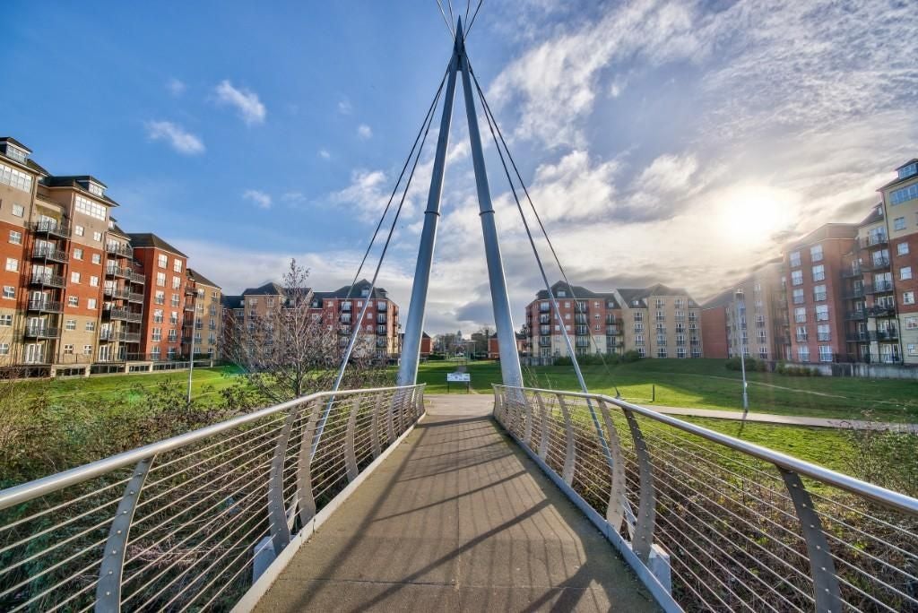 Flat Harrow Close in Bedford