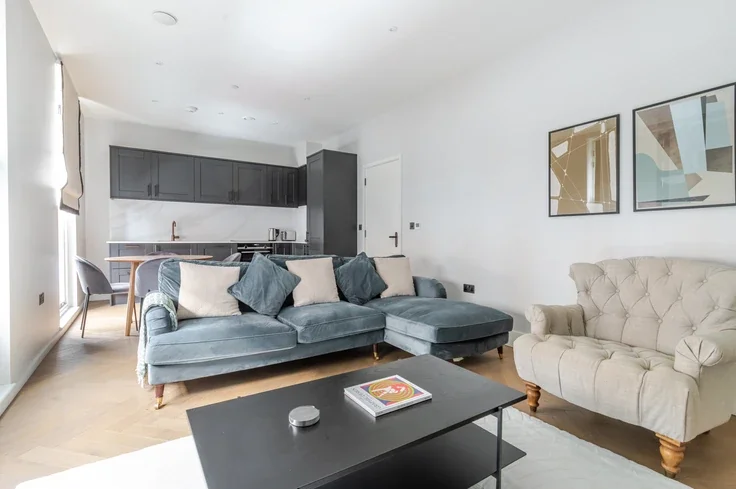 Flat Toynbee Street in Greater London