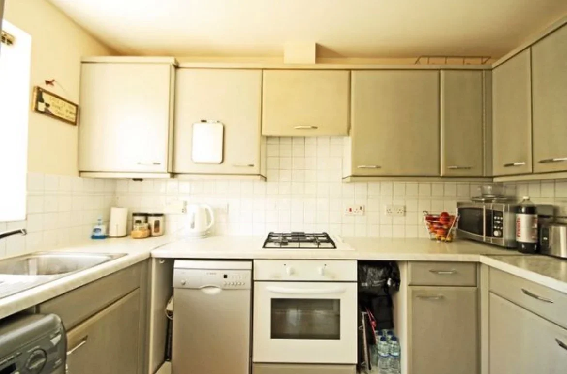 Flat Shirehorse Way in Greater London