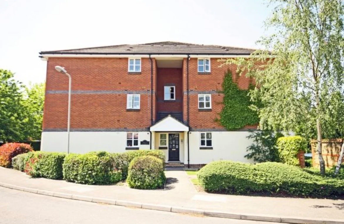 Flat Shirehorse Way in Greater London