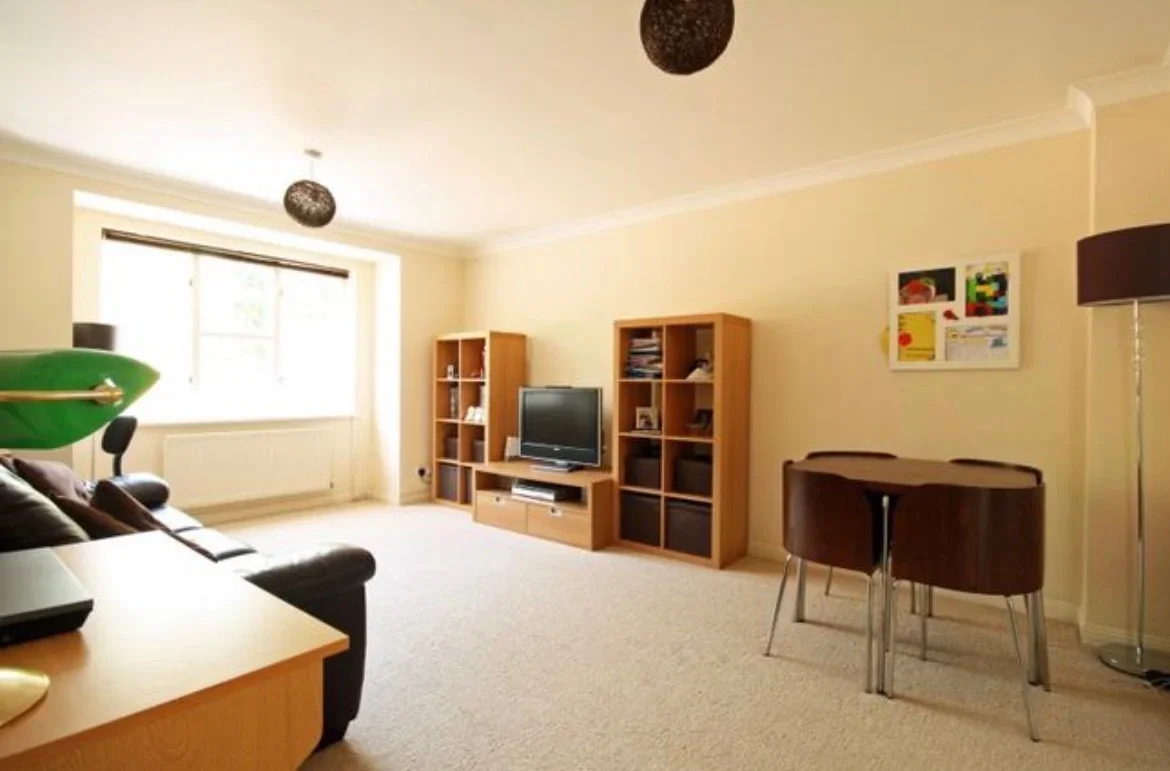 Flat Shirehorse Way in Greater London