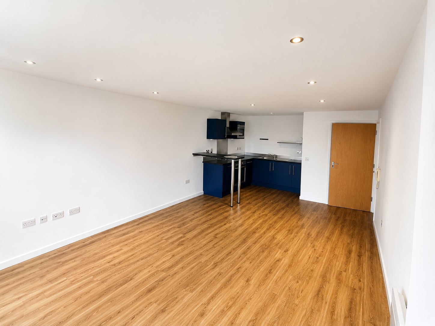 Flat Whitehall Road in Leeds