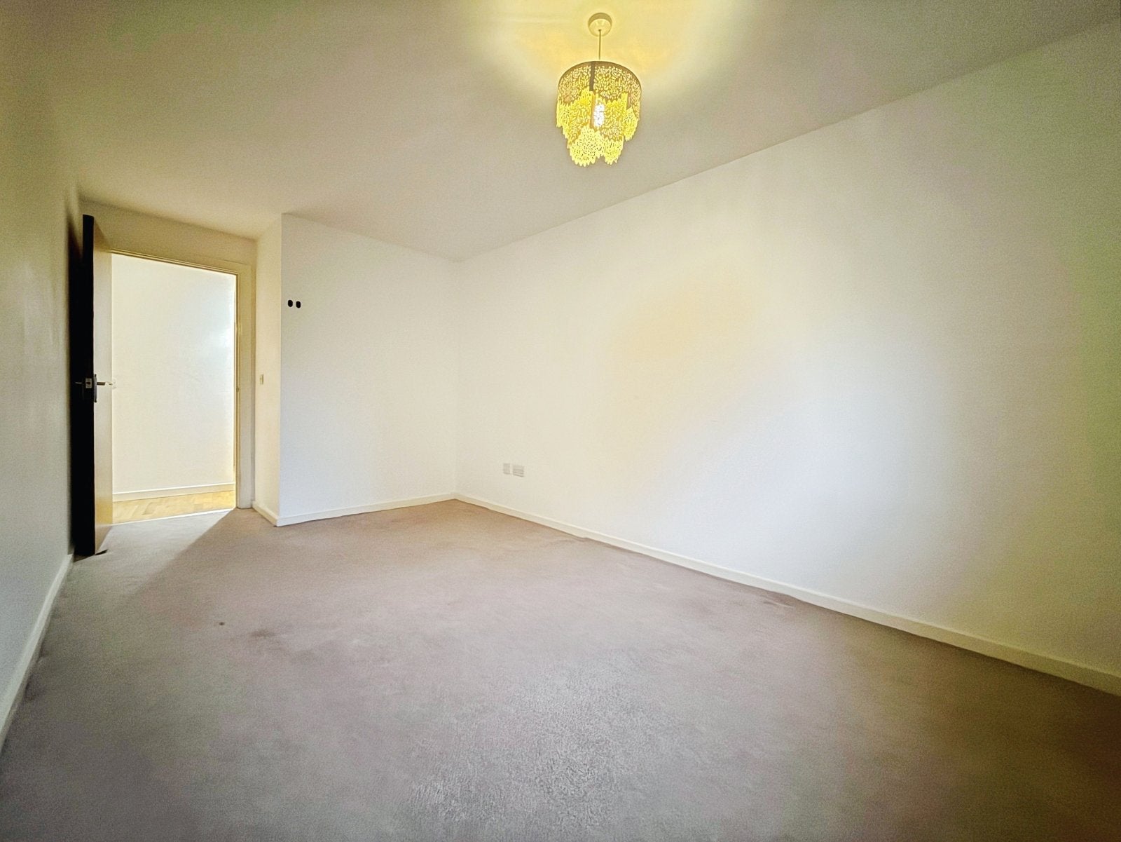 Flat Whitehall Road in Leeds