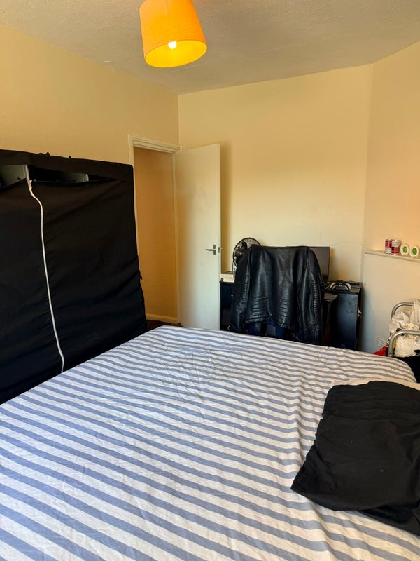 Room Atkins Road in Greater London