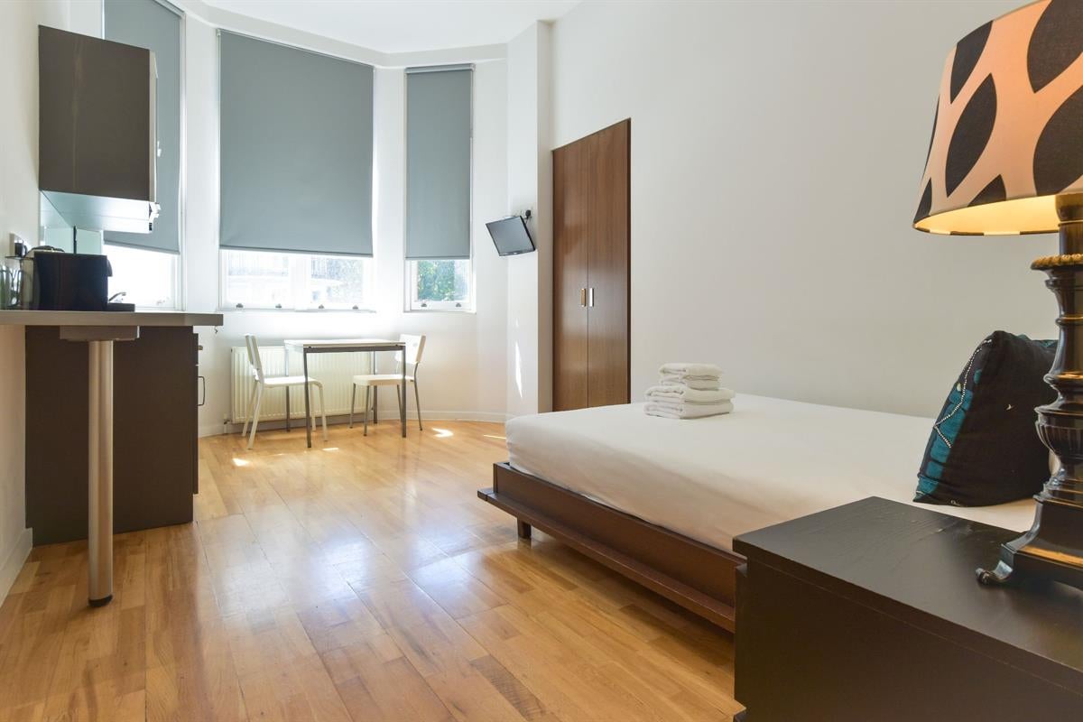 Flat Holland Park Avenue in Greater London