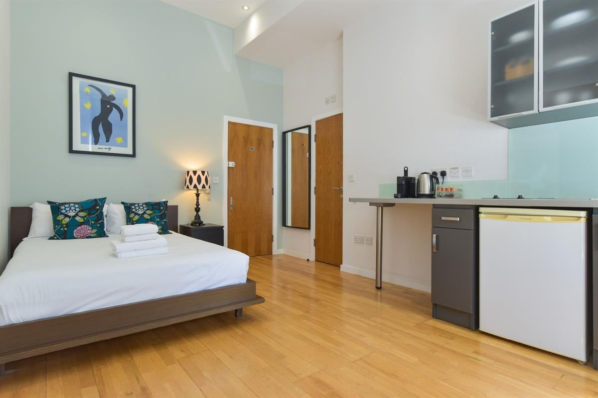 Flat Holland Park Avenue in Greater London
